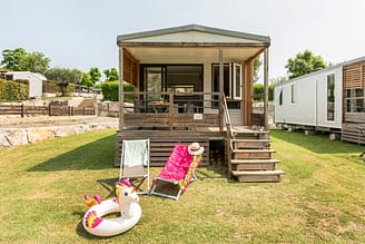 Camping La Plage Fleurie - Accomodaties - Cottage Livia Premium - 4 personen - 2 slaapkamers - Buitenkant 