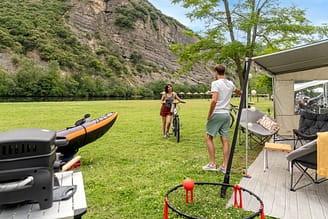 Camping La Plage Fleurie - Staanplaats aan de rivier - Stel voor hun tent