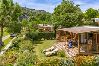 Camping La Plage Fleurie - Accommodaties - Stel op het terras van hun huisje