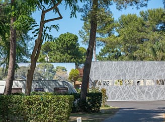 Camping Le Brasilia, pavillon sanitaires ext&eacute;rieur