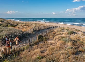 Camping Le Brasilia, famille allant &agrave; la plage