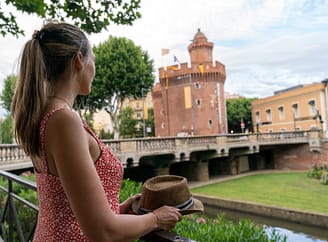 Camping Le Brasilia, femme admirant le Castillet, Perpignan