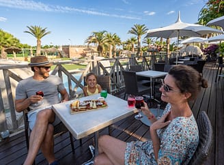 Camping Le Brasilia, restauration, famille au snack bar de la piscine