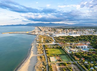 Camping Le Brasilia, vue a&eacute;rienne du camping, du terrain de football et de beach volley, court de tennis