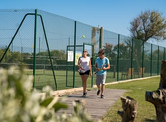 Camping Le Brasilia, activit&eacute;s, couple apr&egrave;s une partie de tennis