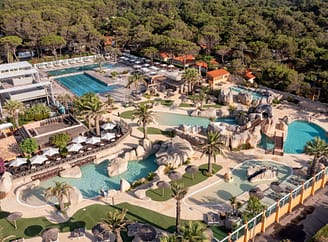 Camping Le Brasilia, parc aquatique l\'Archipel, vue a&eacute;rienne