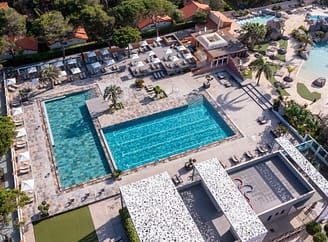 Camping Le Brasilia, waterpark Archipel, luchtfoto van het zwembad