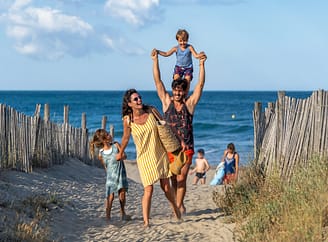 Camping Le Brasilia, famille revenant de la plage