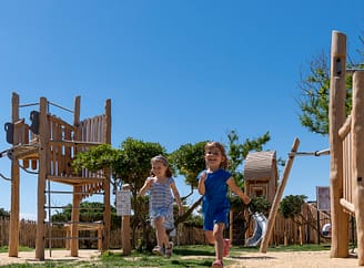 Camping Le Brasilia, club infantil, padres, niño y animadora