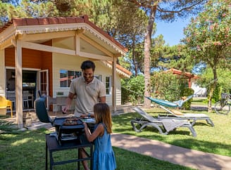 Campingplatz Le Brasilia, Chalet les Marquises, Au&szlig;enbereich, Grill