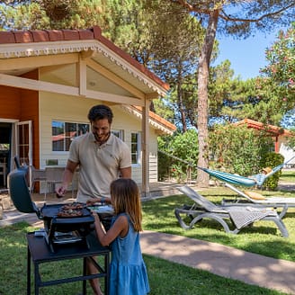 Camping Le Brasilia, Chalet Les Marquises, buiten, barbecue