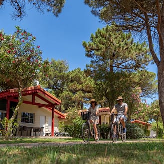 Camping Le Brasilia, Quartier les Marquises, couple à vélo