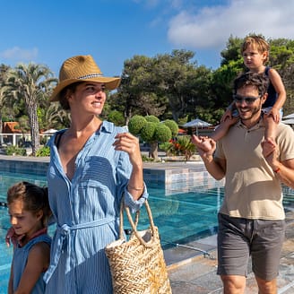 Le Brasilia campsite, family going to the l\'Archipel water park