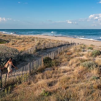 Camping Le Brasilia, famille allant à la plage