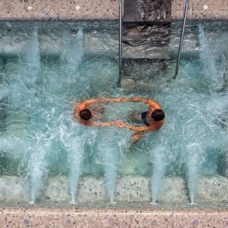 Le Brasilia campsite, Papillon Spa, couple in a hydromassage pool