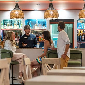 Campingplatz Le Brasilia, ein Pärchen, das ein Gläschen Wein am Bartresen trinkt