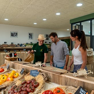 Camping Le Brasilia, services, couple achetant des fruits et légumes
