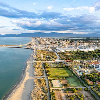 Camping Le Brasilia, vue aérienne du camping, du terrain de football et de beach volley, court de tennis