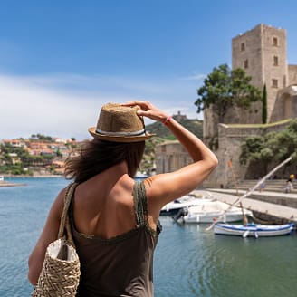 Camping Le Brasilia, femme devant la ville de collioure