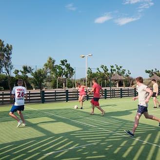 Camping Le Brasilia, activités, terrain multisport, ados jouant au foot