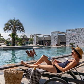 Camping Le Brasilia, parc aquatique, femme sur transat