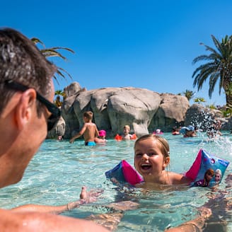Le Brasilia campsite, l\'Archipel water park, father with his children