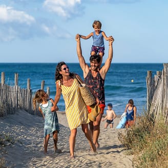 Camping Le Brasilia, familia volviendo de la playa
