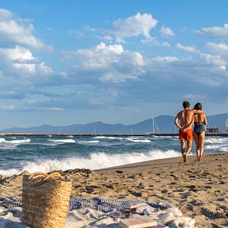 Camping Le Brasilia, pareja en la playa