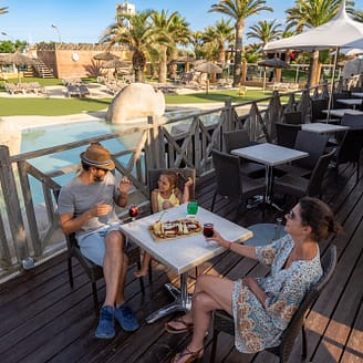 Camping Le Brasilia, restauration, famille au snack bar, en terrasse