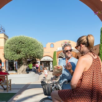 Camping Le Brasilia, place du village, couple dégustant des tomates cerises