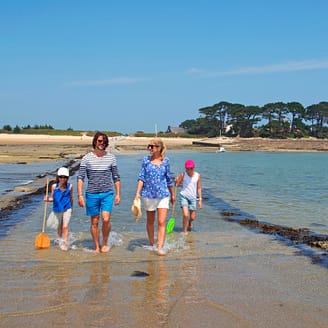 Les Mouettes - Ile Callot - Kind - Familie überquert die Straße die zur Ile Callot führt im Wasser