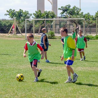 Camping Le Brasilia, activités, terrain de foot, enfants jouant au foot