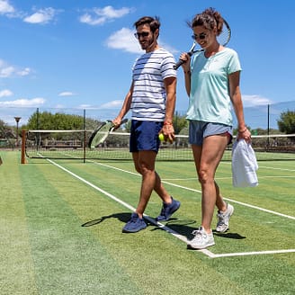 Camping Le Brasilia, un couple jouant au tennis