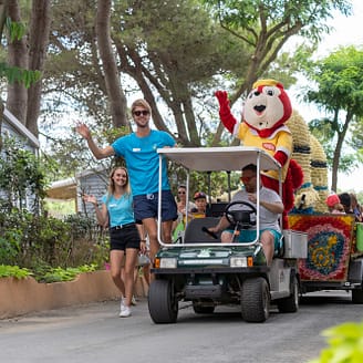 Camping Le Brasilia, animation et soirées, parade avec Yellito
