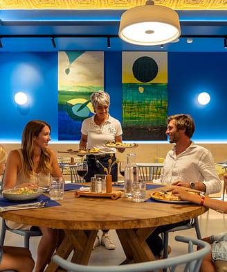 Camping la Sir&egrave;ne - Bars et restaurants - Famille dinant au restaurant Josette et Claude