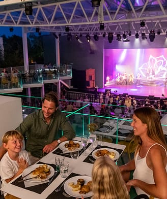 Camping la Sir&egrave;ne - Bars et restaurants - Sir&egrave;ne Arena - Famille dinant &agrave; un diner spectacle