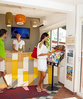 Camping la Sir&egrave;ne - Couple &agrave; la r&eacute;ception du camping