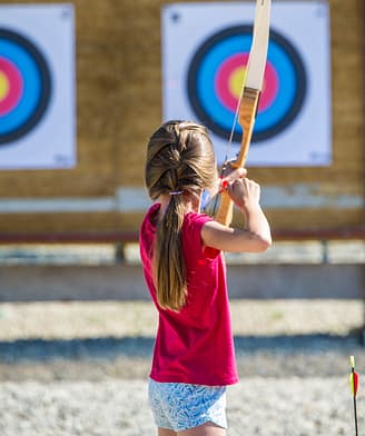 Camping la Sir&egrave;ne - Clubs enfants et adolescents - Enfant qui tire &agrave; l\'arc