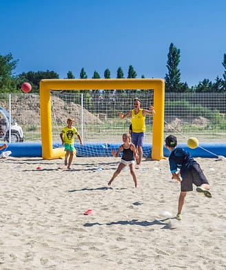 Camping la Sir&egrave;ne - Clubs enfants et adolescents - Enfants qui jouent au hand sur le sable