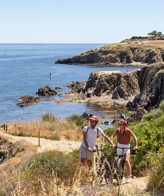 Camping la Sir&egrave;ne - Activit&eacute;s et animations - Couple en VTT le long de la c&ocirc;te