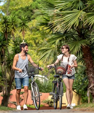 Camping la Sir&egrave;ne - Couple en v&eacute;lo dans une all&eacute;e pi&eacute;tonne