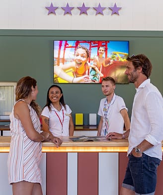 Camping la Sir&egrave;ne - Commerces et services - Couple &agrave; la r&eacute;ception