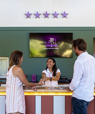 Camping la Sir&egrave;ne - Commerces et services - Couple &agrave; la r&eacute;ception