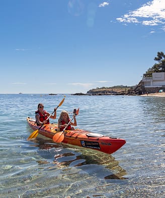 Camping Le Bois de Valmarie - Famille faisant du canoë sur la mer Méditerranée
