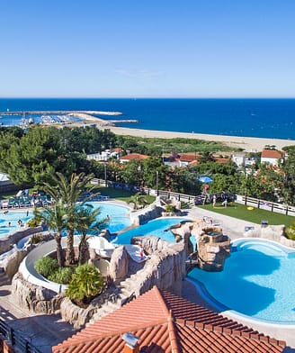 Camping Le Bois de Valmarie - Vue aérienne de l\'espace aquatique, de la page et de la mer méditerranée 