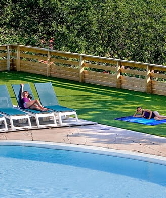 Le Bois de Valmarie campsite - Water park - Young children lying on the sunloungers