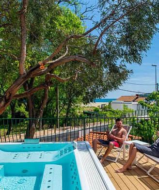 Le Bois de Valmarie campsite - Wellness area - Couple drinking a cocktail on the spa terrace