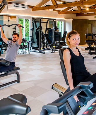 Camping Le Bois de Valmarie - Salle Fitness - Couple à la salle de musculation