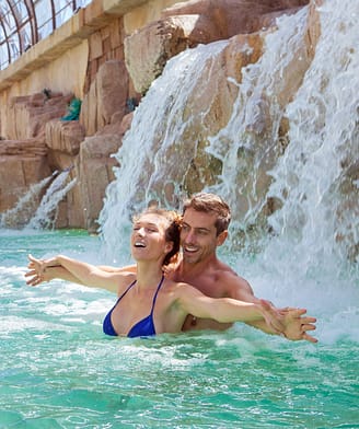 Camping la Sirène - Parc aquatique - Piscine détente - Couple sous une cascade
