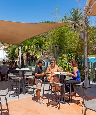 Campingplatz La Sirène - Bars und Restaurants - 2 Frauen, die im Restaurant Le Bambou Mittagessen
